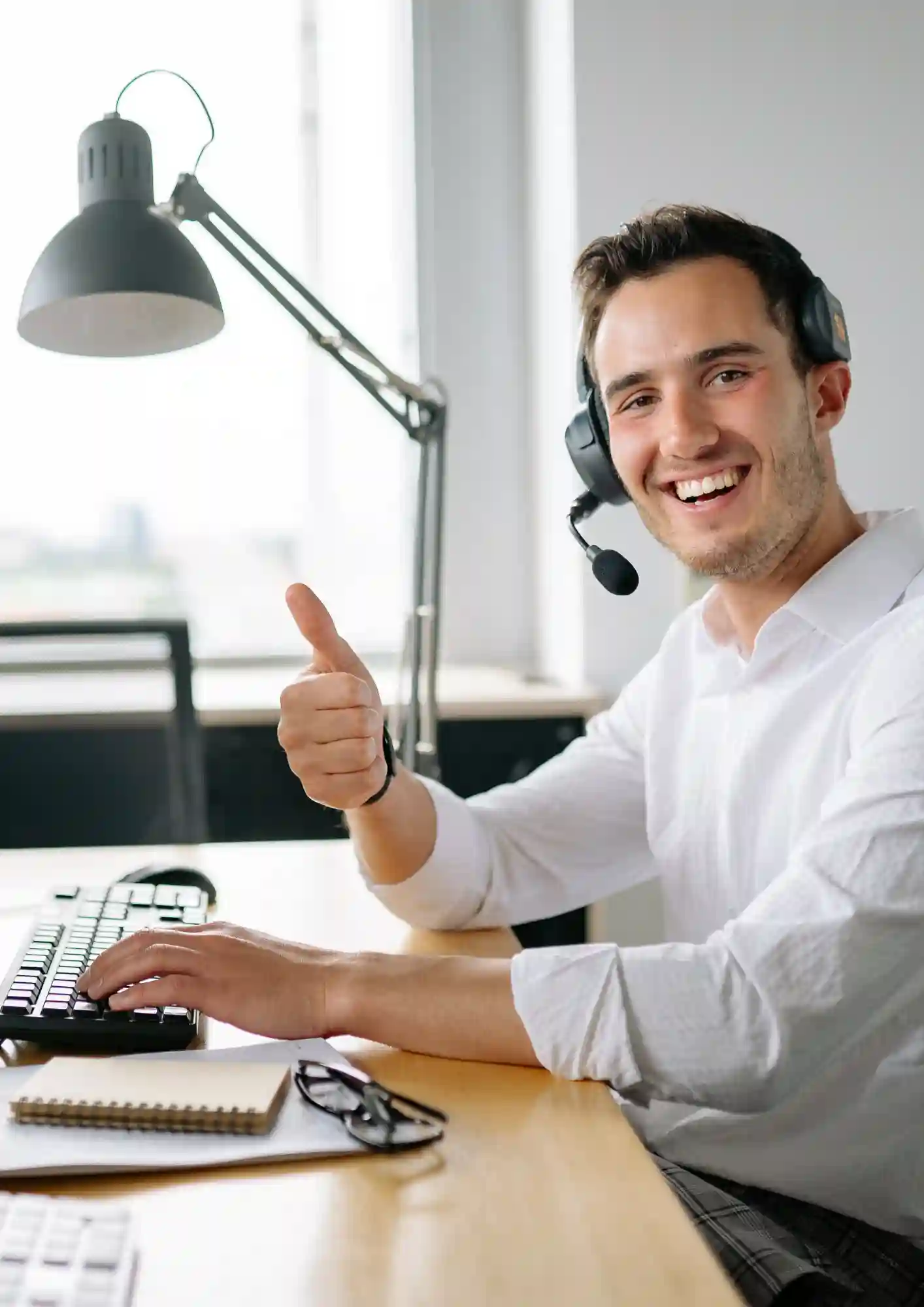 Profesionales revisando estrategia digital en reunión