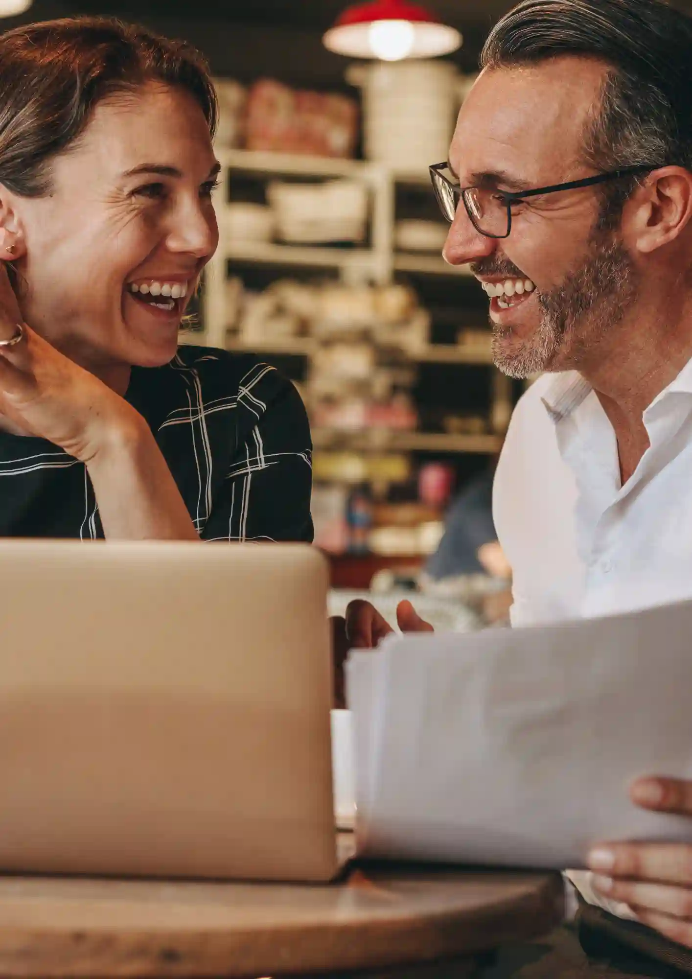 Reunión de equipo en empresa con enfoque comercial