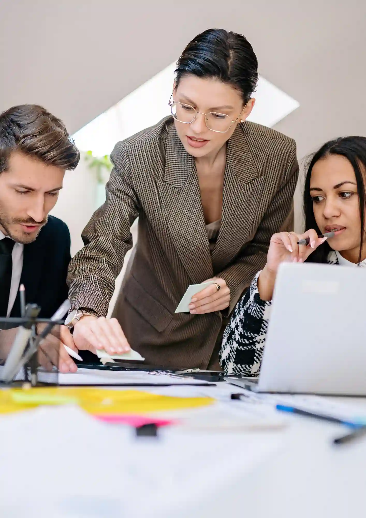 Profesional de negocios en entorno corporativo